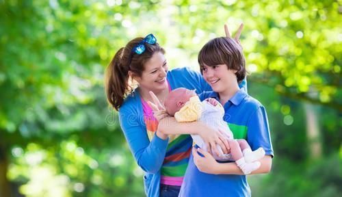 孩子|为什么宝宝看到“某个人”会突然大哭？不是迷信，父母要心中有数