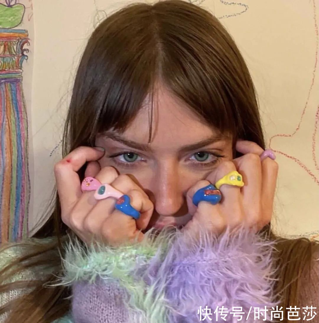 看到Jennie晒手上的戒指，终于找到原因了