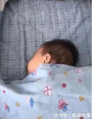 被子|1岁宝宝睡觉“姿势”火了,掀开被子的一瞬间,网友:天外飞仙?