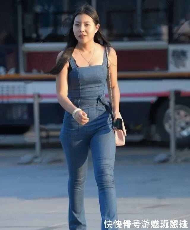 牛仔裤 “胯大”的打底裤美女,露腿的穿搭组合很加分,魅力过人!