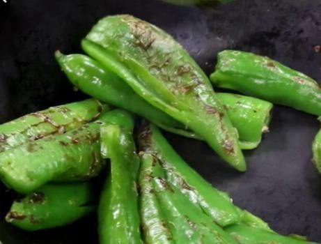 青椒|做虎皮青椒，先放油还是后放油厨师做错了，难怪不起皮还难吃