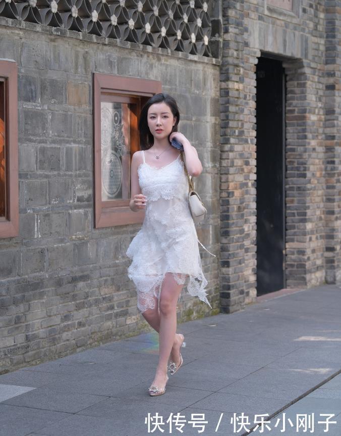 仙女裙|非常自信的气质美女,不说话就感觉非常高贵,女人味普通人比不了