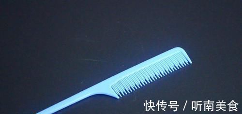 把牙膏涂抹在梳子上太实用了，我也是今天刚知道，看完尽快提醒家人