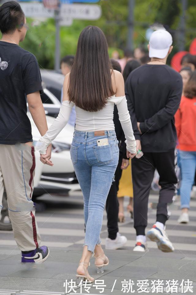 穿牛仔裤要选个性裤型,再搭配时髦上衣,造型才能显得时尚不俗气