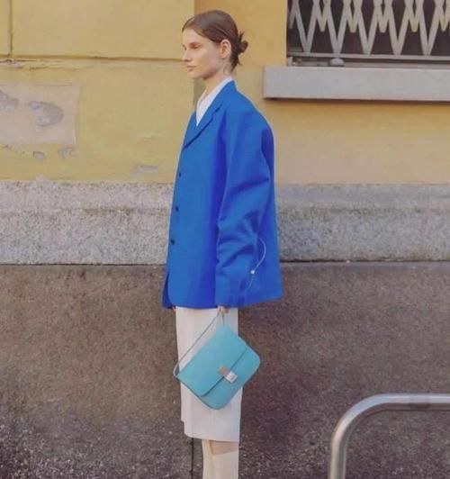 听起来不靠谱的组合：大衣+半身裙，时髦又保暖，美到骨子里！