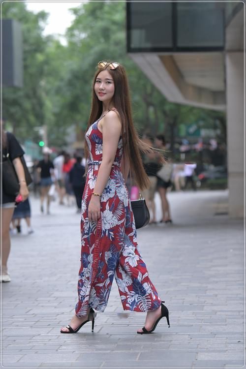街拍美女:花纹收腰吊带裙,款式新颖,配色丰富