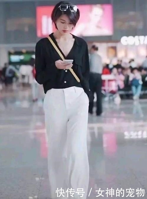 街拍皎若秋月的美女,一条灰色的连衣裙,尽显时尚唯美好身材