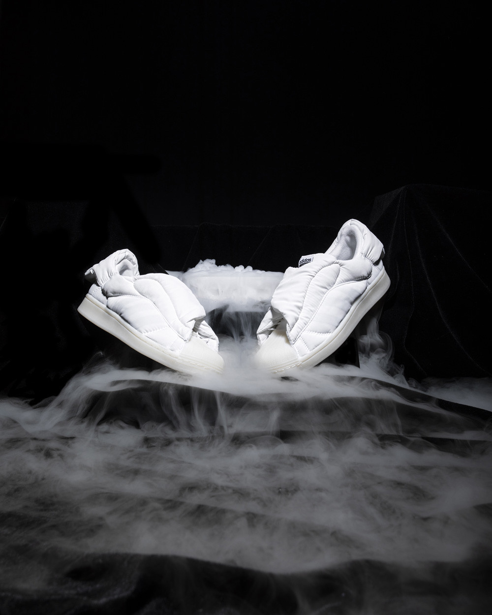 gin天太冷, 阿迪给鞋都穿上棉袄了! 小姐姐露腿穿真白啊!