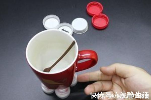 塑料瓶|不管家里多有钱,塑料瓶盖都别扔,简单改造一下,家人都抢着用!