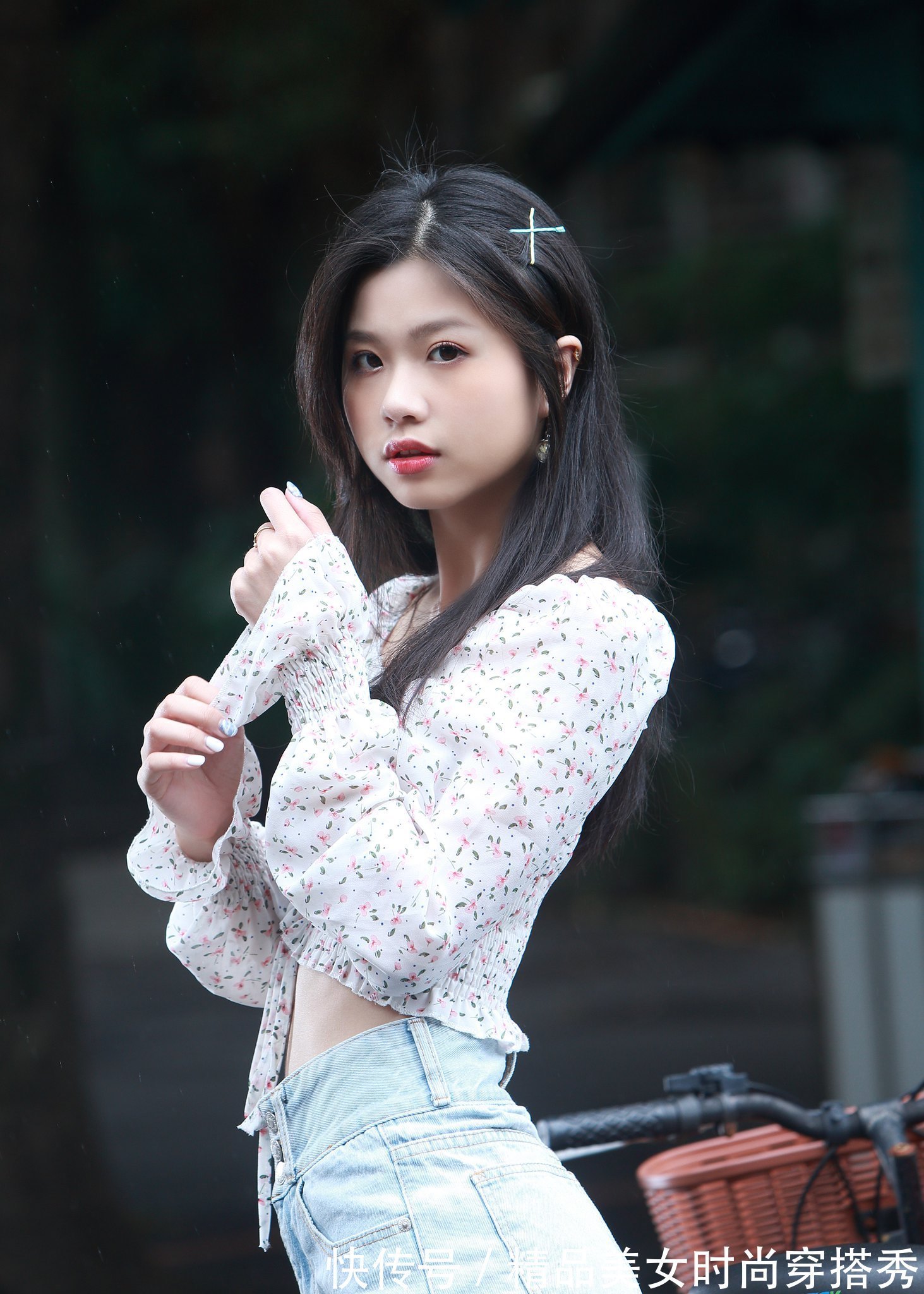 牛仔短裤|碎花的小衬衫搭配牛仔短裤，青春甜美气息浓郁