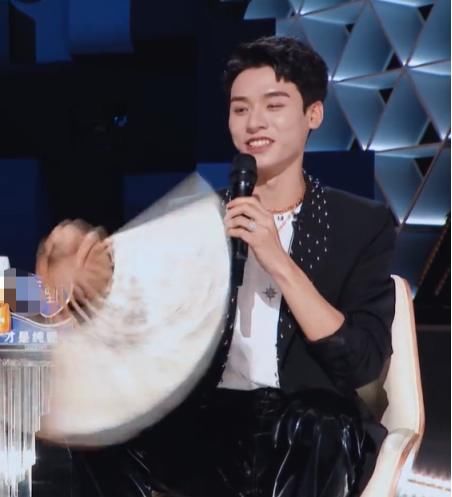 龚俊登上创造营舞台，称跟张哲瀚组男团最匹配，再现经典“芜湖”为选手打call