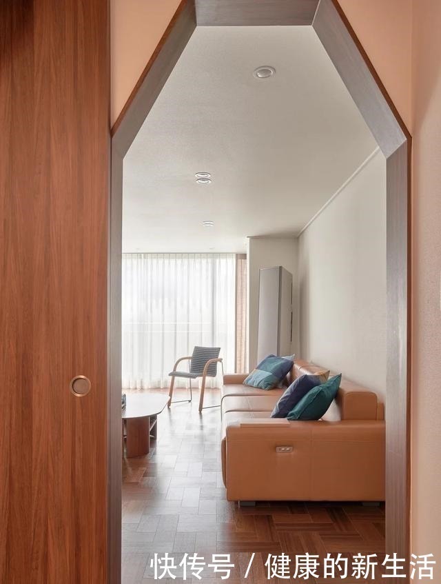 夫妻俩|别人装门位置他们家拆掉，玄关加门包成一间房，装修让人眼前一亮！