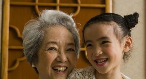 看望|“外孙养不熟”姥姥带大的娃却和奶奶亲,妈妈了解原因后后悔不已!