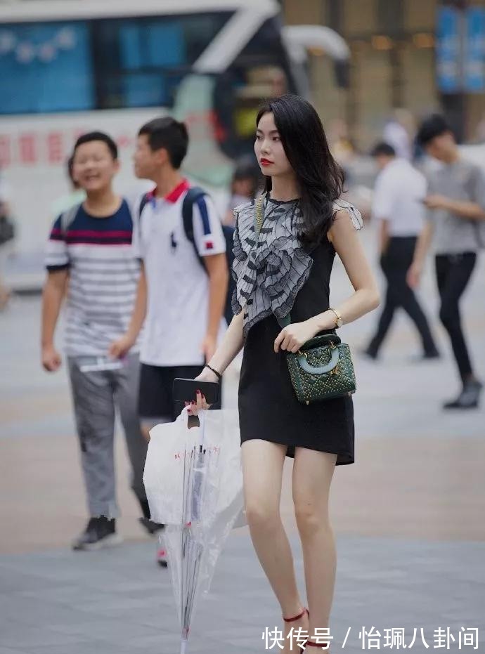 穿搭|小姐姐一头微卷长发,把墨镜戴在头上,打造一种休闲气息