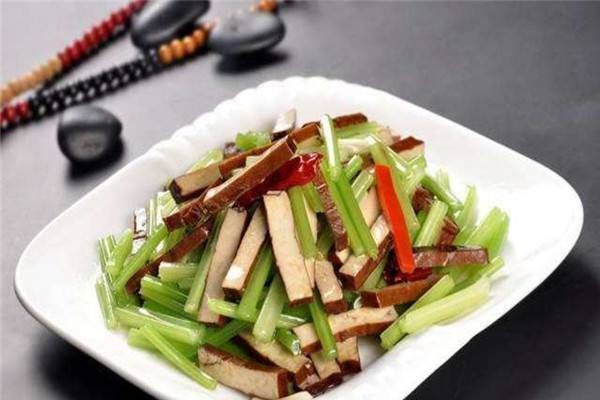倒入|吃有营养的炒菜——芹菜炒香干,酥脆,香甜多汁,家人爱吃