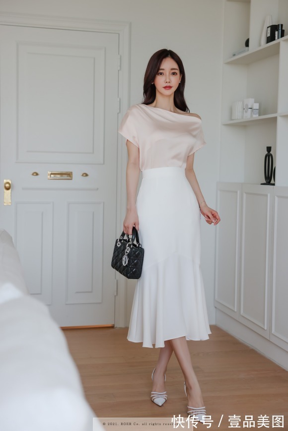 时尚|女神孙允珠时尚搭配:荧光驼色淡粉斜肩白瓷鱼尾裙