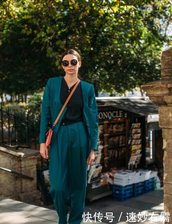 女人过了40岁,少穿“花”衣服,多穿这三个高级色,洋气显白