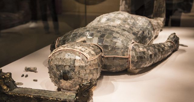 盗墓者|金缕玉衣那么值钱,为何盗墓贼古墓中发现时,只抽金丝不拿玉片?