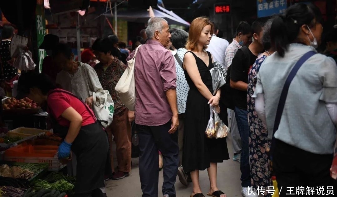 一对古稀老人守着一个小吃摊子,养活四代人,还留住了一条街