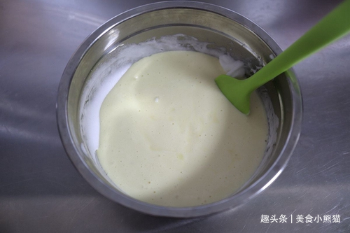 教你制作原味戚风蛋糕卷不裂不粘方法，步骤详细，保证你一学就会