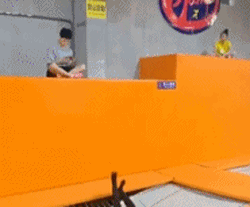 |搞笑动图:把妹子的小脸放手掌上捏一捏!