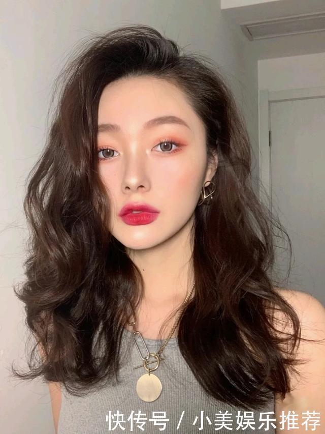 秋冬和“卷发”更配，不仅有女人味，还很显脸小