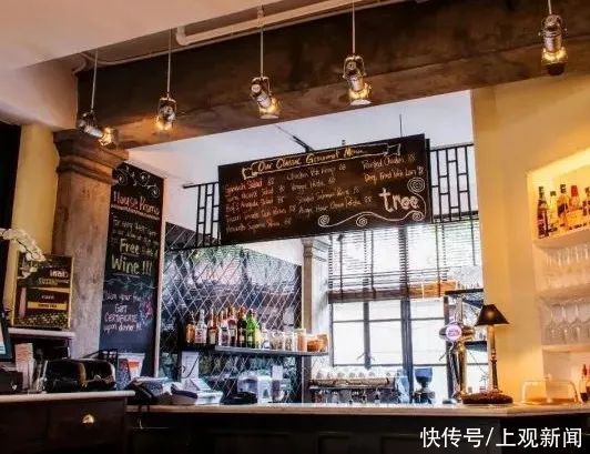 老年|探秘武康大楼“新花头”！转角30°遇见咖啡+文创全新空间！梧桐树下情调好足呀，约着去漫游吧