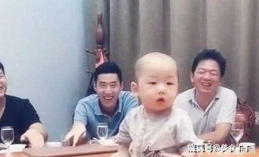 宝宝|爸爸带宝宝出去喝酒,妈妈不放心视频通话,看到这画面妈妈笑喷了