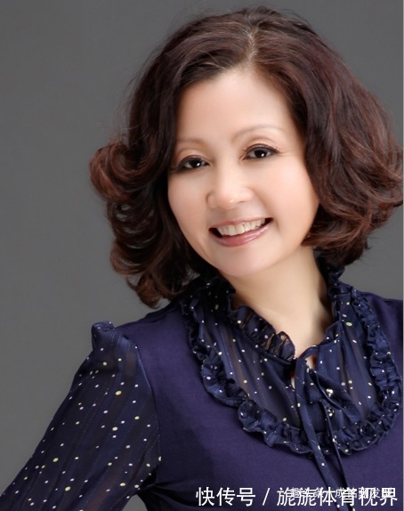 堆积型|这才是六十岁女人最好看的发型,发量显多又好打理,白发更显气质