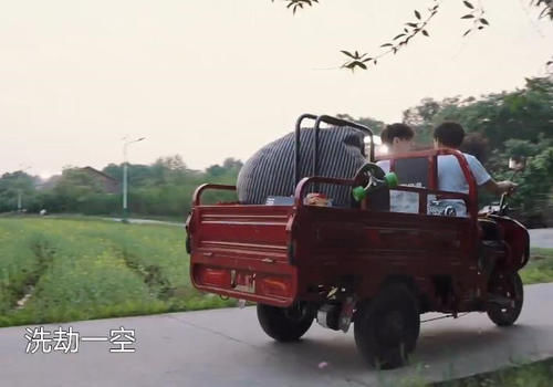 向往的生活|《向往的生活5》彭昱畅成仓库大股东，开三轮车进门，搬空货架