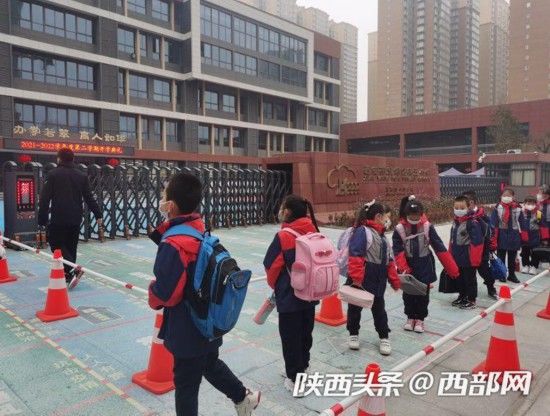 雁塔区教育局|“大小老虎”来迎新 “超长假期”后西安中小学今日开学了