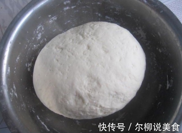 做手擀面时，和面要多加“2个料”，面条筋道不易断，爽滑不粘连