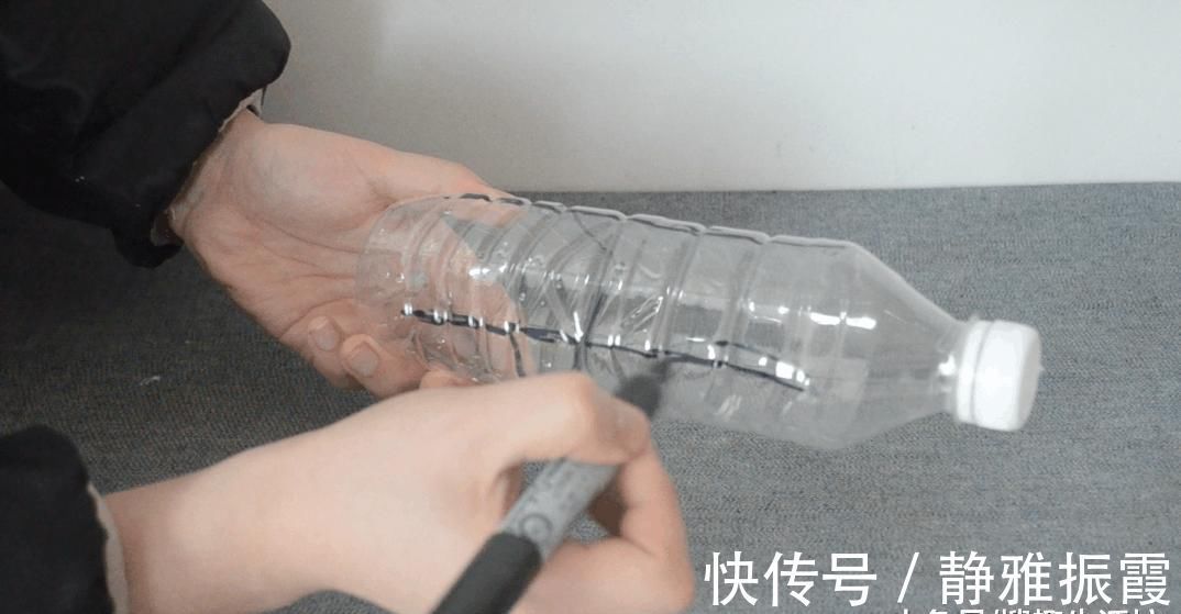 才知道窗帘旁放个塑料瓶的好处, 真是太实用了, 家家户户都用得到