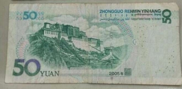 吃饭|男子吃饭时,找回一张50元纸币,翻过来看后,男子高兴跳了起来