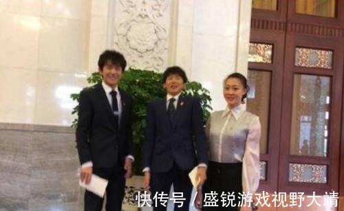 男演员|男演员站在拖车上与刘晏含拍戏!如何消除身高差距,成龙给出答案