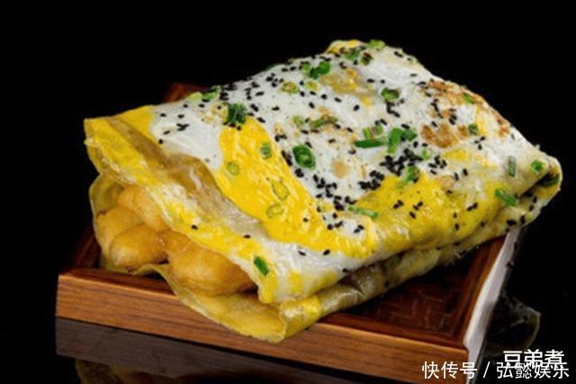 想吃煎饼果子别再出去买了,教你在家做,手不沾面,暄软又好吃