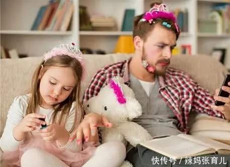 摩托|男子边骑摩托边牵着骑滑板车的女儿,爸爸带娃,真是只要活着就好