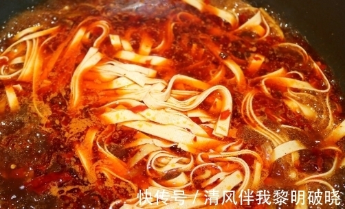 食材|水煮豆腐皮的详细做法,便宜食材也能做出不一样的美味,鲜香麻辣