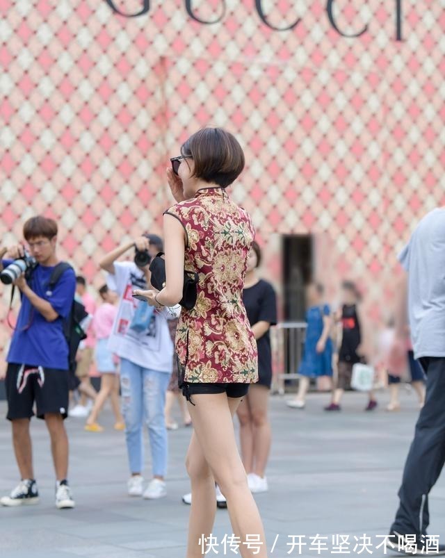 紧身|瘦中有“肉”的牛仔裤美女,展现休闲惬意的感觉,凸显气质