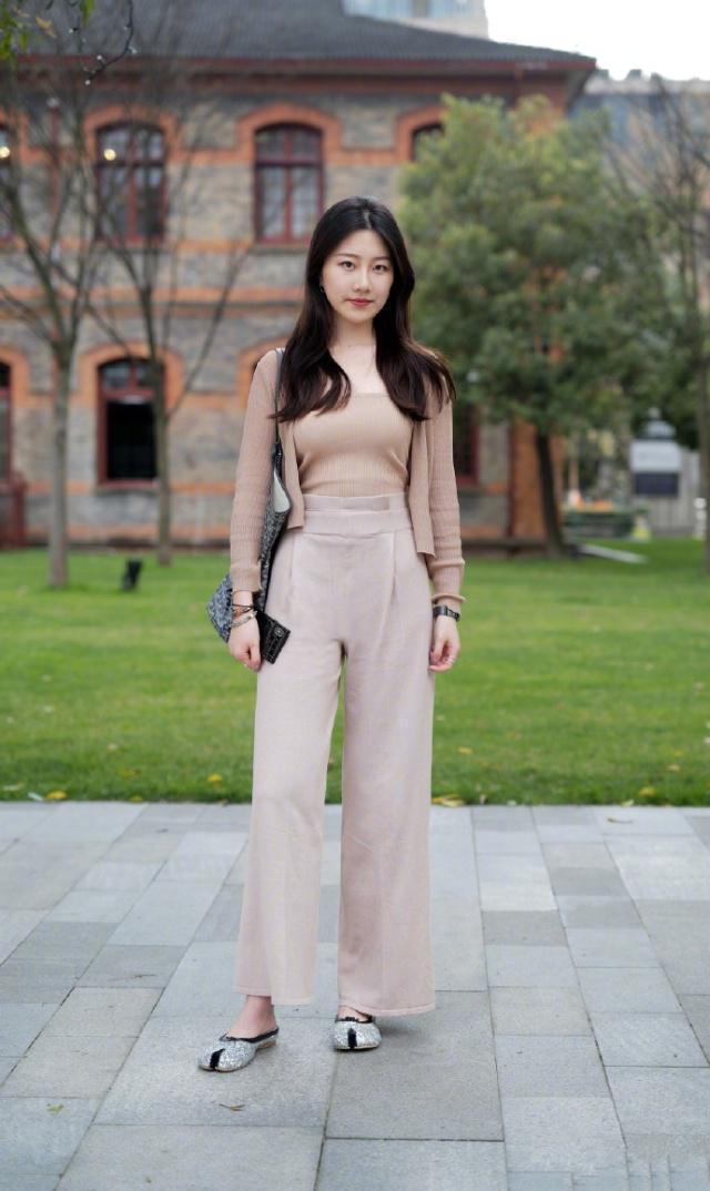 街拍美女身穿休闲装，彰显青春的活力，散发时尚淑女的气场