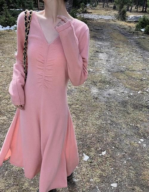 长裙真的是秋冬的搭配神器！单穿搭大衣棉服都可，清新自然惹人爱