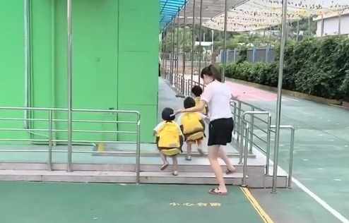 鸭子|辣妈“六亲不认”式送三胞胎上学,像极了传说中的“赶鸭子上架”