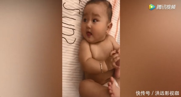 宝宝偷吃脚脚被发现,妈妈问好不好吃,宝宝回答简直太可爱了