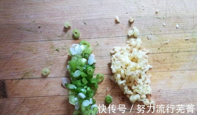 芋头|芋头猪肉丸子外酥里嫩，香糯可口，总是忍不住吃了一个又一个！