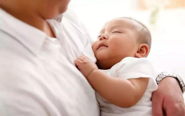 宝宝|“多抱抱”的娃和“多躺躺”的娃,哪个更健康长大后差别很明显