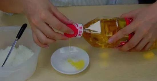食用油|白糖倒在食用油中，解决了家家户户的困扰，学会受用一生
