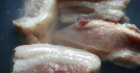  炸扣肉，别直接下锅油炸！大厨教你4点，金黄软糯，好吃不油腻