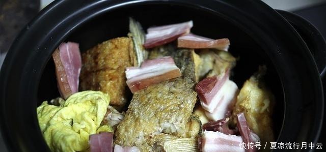 炖鱼不要只加开水,怪不得鱼又腥又嫩,只要一点点,鱼就又嫩又香