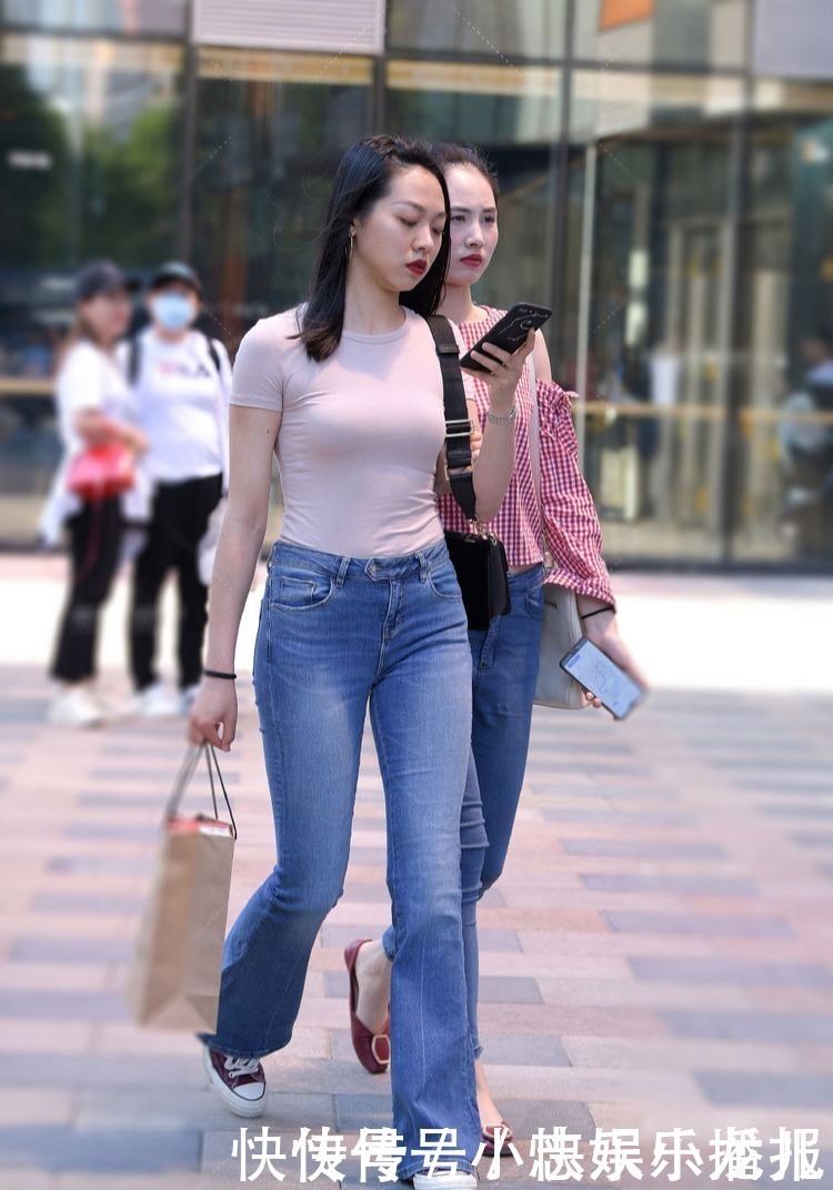 微胖|微胖姐姐的休闲风,修身打底搭配喇叭裤,简约风也能很亮眼