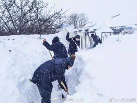 民警|通辽暴雪部分地区积雪达齐腰深，民警为被困老人铲出生命通道